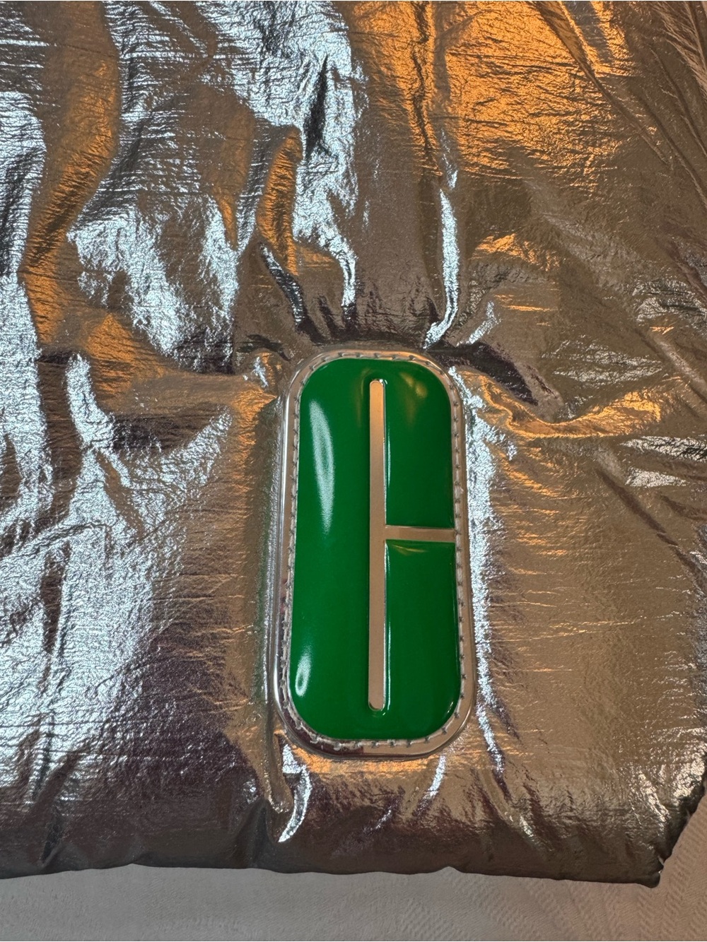 CLINIQUE PUFFY SILVER TOTE BAG WITH GREEN INSIDE LINING - Picture 4 of 10